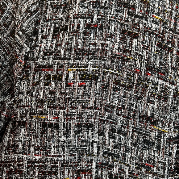 Gorgeous open blazer in Chanel like tweed look subtle gray and red pattern. - Picture 4 of 5